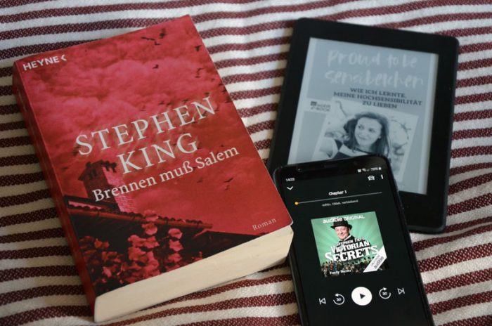 Das Buch Brennen muss Salem, das Ebook Proud to be Sensibelchen und ein Bild vom Podcast Stephen Fry's Victorian Secrets